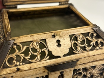 Coffret en os de morse r&eacute;ticul&eacute; aux montures en laiton, Kholmogory, Russie, 17&egrave;me