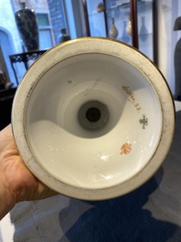 Een S&egrave;vres porseleinen Medici vaas met verguld decor op blauwe fondkleur, Frankrijk, gedateerd 1847 en 1853