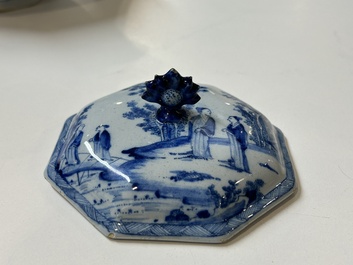 Partie de service &agrave; th&eacute; de cinq pi&egrave;ces en fa&iuml;ence de Delft en bleu et blanc, 18&egrave;me