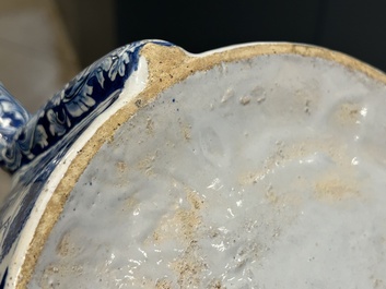 Tr&egrave;s rare pot &agrave; posset en fa&iuml;ence de Delft en bleu et blanc, d&eacute;but du 18&egrave;me
