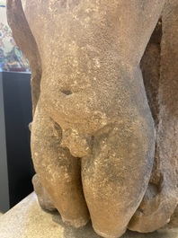 St&egrave;le figurant Jain Thirtankara Parshvanatha debout en gr&egrave;s rouge, Inde, &eacute;poque Pala, 11&egrave;me si&egrave;cle