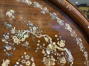 Tr&egrave;s important plat de forme ovale en bois incrust&eacute; de nacre &agrave; d&eacute;cor d'un pavillon central, Chine, 19&egrave;me