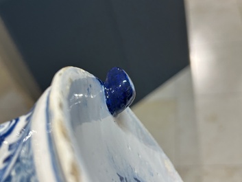 Rare cafeti&egrave;re en fa&iuml;ence de Delft en bleu et blanc, dat&eacute;e 1732