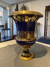 Een S&egrave;vres porseleinen Medici vaas met verguld decor op blauwe fondkleur, Frankrijk, gedateerd 1847 en 1853