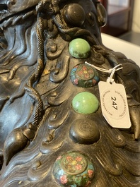 Rare br&ucirc;le-parfum en forme de lion en bronze incrust&eacute;, Chine, Ming