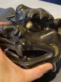 Rare br&ucirc;le-parfum en forme de lion en bronze incrust&eacute;, Chine, Ming