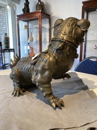 Rare br&ucirc;le-parfum en forme de lion en bronze incrust&eacute;, Chine, Ming