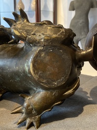 Rare br&ucirc;le-parfum en forme de lion en bronze incrust&eacute;, Chine, Ming