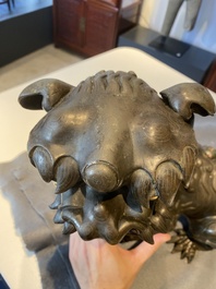 Rare br&ucirc;le-parfum en forme de lion en bronze incrust&eacute;, Chine, Ming