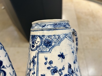 Rare cafeti&egrave;re en fa&iuml;ence de Delft en bleu et blanc, dat&eacute;e 1732