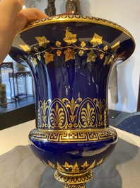 Een S&egrave;vres porseleinen Medici vaas met verguld decor op blauwe fondkleur, Frankrijk, gedateerd 1847 en 1853