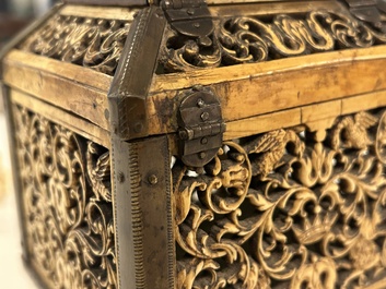 Coffret en os de morse r&eacute;ticul&eacute; aux montures en laiton, Kholmogory, Russie, 17&egrave;me