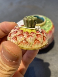 Petit vase couvert en forme de lotus en porcelaine de Chine famille rose, marque et probablement &eacute;poque de Qianlong