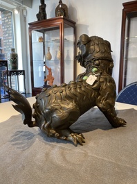 Rare br&ucirc;le-parfum en forme de lion en bronze incrust&eacute;, Chine, Ming