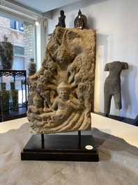 Een fijn Khmer zandstenen reli&euml;f met 'De geboorte van Brahma', Angkor periode, Cambodja, 11e eeuw