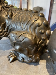 Rare br&ucirc;le-parfum en forme de lion en bronze incrust&eacute;, Chine, Ming