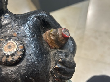 Sculpture d'un indien fumant la pipe en bois polychrom&eacute;  d'un magasin &agrave; tabac, Angleterre, 18&egrave;me