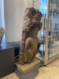 St&egrave;le figurant Jain Thirtankara Parshvanatha debout en gr&egrave;s rouge, Inde, &eacute;poque Pala, 11&egrave;me si&egrave;cle