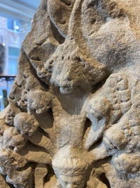 Een fijn Khmer zandstenen reli&euml;f met 'De geboorte van Brahma', Angkor periode, Cambodja, 11e eeuw