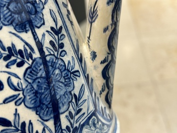 Rare cafeti&egrave;re en fa&iuml;ence de Delft en bleu et blanc, dat&eacute;e 1732