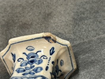 Petite garniture de cinq vases en fa&iuml;ence de Delft en bleu et blanc, 18&egrave;me