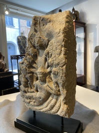 Een fijn Khmer zandstenen reli&euml;f met 'De geboorte van Brahma', Angkor periode, Cambodja, 11e eeuw