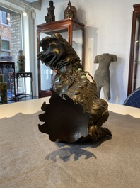 Rare br&ucirc;le-parfum en forme de lion en bronze incrust&eacute;, Chine, Ming
