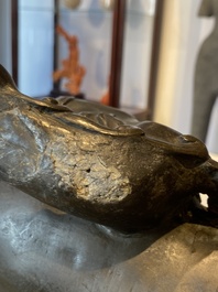 Rare br&ucirc;le-parfum en forme de lion en bronze incrust&eacute;, Chine, Ming