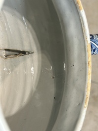 Tr&egrave;s rare pot &agrave; posset en fa&iuml;ence de Delft en bleu et blanc, d&eacute;but du 18&egrave;me