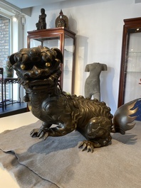 Rare br&ucirc;le-parfum en forme de lion en bronze incrust&eacute;, Chine, Ming