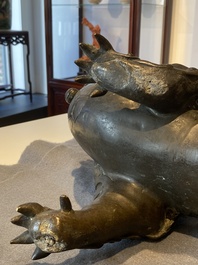 Rare br&ucirc;le-parfum en forme de lion en bronze incrust&eacute;, Chine, Ming