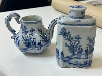 Partie de service &agrave; th&eacute; de cinq pi&egrave;ces en fa&iuml;ence de Delft en bleu et blanc, 18&egrave;me