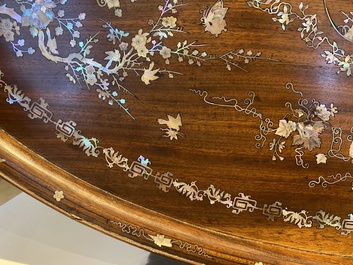 Tr&egrave;s important plat de forme ovale en bois incrust&eacute; de nacre &agrave; d&eacute;cor d'un pavillon central, Chine, 19&egrave;me