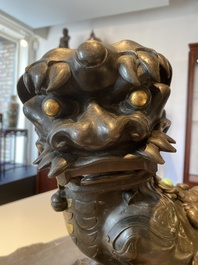 Rare br&ucirc;le-parfum en forme de lion en bronze incrust&eacute;, Chine, Ming