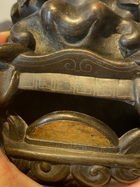 Rare br&ucirc;le-parfum en forme de lion en bronze incrust&eacute;, Chine, Ming