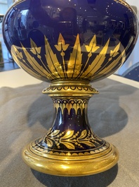 Een S&egrave;vres porseleinen Medici vaas met verguld decor op blauwe fondkleur, Frankrijk, gedateerd 1847 en 1853