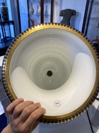 Een S&egrave;vres porseleinen Medici vaas met verguld decor op blauwe fondkleur, Frankrijk, gedateerd 1847 en 1853