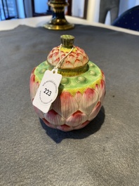 Petit vase couvert en forme de lotus en porcelaine de Chine famille rose, marque et probablement &eacute;poque de Qianlong