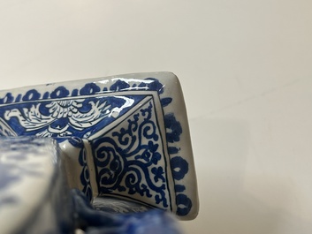 Tulipi&egrave;re en fa&iuml;ence de Delft en bleu et blanc &agrave; d&eacute;cor de paons dans un jardin, 17/18&egrave;me