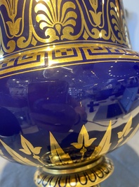Een S&egrave;vres porseleinen Medici vaas met verguld decor op blauwe fondkleur, Frankrijk, gedateerd 1847 en 1853