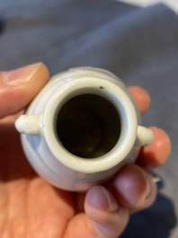 Petit vase de forme 'hu' en porcelaine blanc de Chine de Dehua aux anses en forme d'&eacute;l&eacute;phants, 18&egrave;me