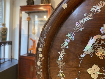Tr&egrave;s important plat de forme ovale en bois incrust&eacute; de nacre &agrave; d&eacute;cor d'un pavillon central, Chine, 19&egrave;me