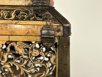 Coffret en os de morse r&eacute;ticul&eacute; aux montures en laiton, Kholmogory, Russie, 17&egrave;me
