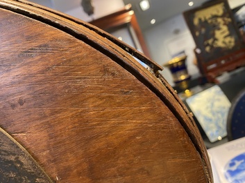 Tr&egrave;s important plat de forme ovale en bois incrust&eacute; de nacre &agrave; d&eacute;cor d'un pavillon central, Chine, 19&egrave;me