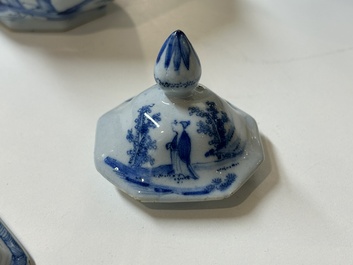 Partie de service &agrave; th&eacute; de cinq pi&egrave;ces en fa&iuml;ence de Delft en bleu et blanc, 18&egrave;me