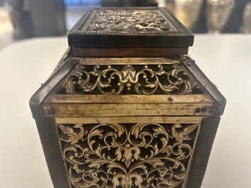 Coffret en os de morse r&eacute;ticul&eacute; aux montures en laiton, Kholmogory, Russie, 17&egrave;me