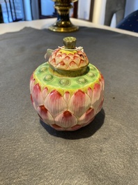 Petit vase couvert en forme de lotus en porcelaine de Chine famille rose, marque et probablement &eacute;poque de Qianlong
