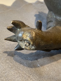 Rare br&ucirc;le-parfum en forme de lion en bronze incrust&eacute;, Chine, Ming
