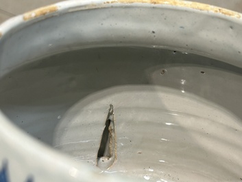 Tr&egrave;s rare pot &agrave; posset en fa&iuml;ence de Delft en bleu et blanc, d&eacute;but du 18&egrave;me