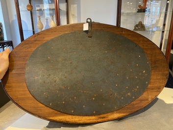 Tr&egrave;s important plat de forme ovale en bois incrust&eacute; de nacre &agrave; d&eacute;cor d'un pavillon central, Chine, 19&egrave;me